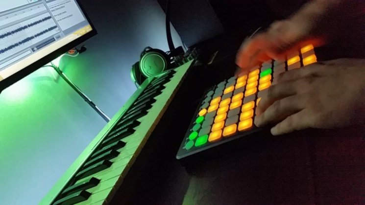 Dj контроллер Behringer CMD Touch TC 64